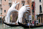 Скульптора Лоренцо Куинна на 57 биеннале в Венеции